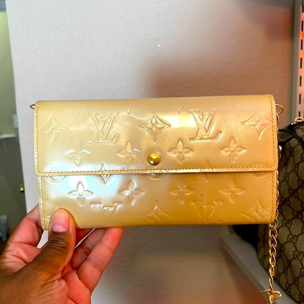 Louis Vuitton Beige Vernis Sarah Wallet With COA
